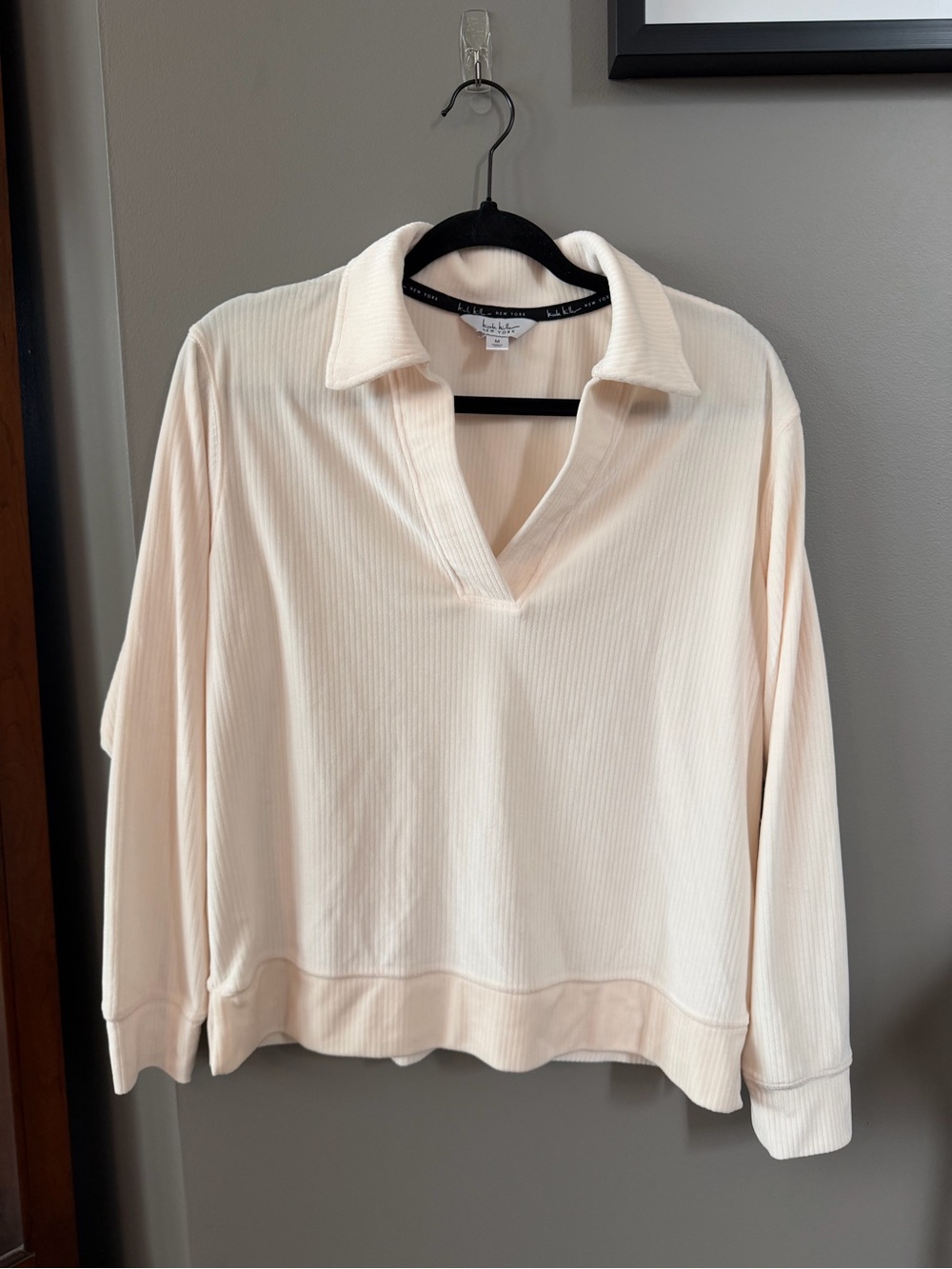 NWT Nicole Miller Soft Cream Ribbed V-Neck Polo Top. Medium